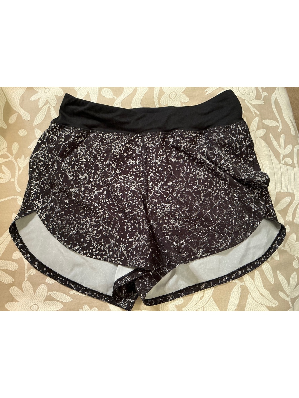Lululemon Women’s Black and White Splatter Print Shorts Sz 4